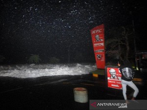 BMKG: Angin Kencang Sebabkan Gelombang Tinggi-Banjir Rob di Manado