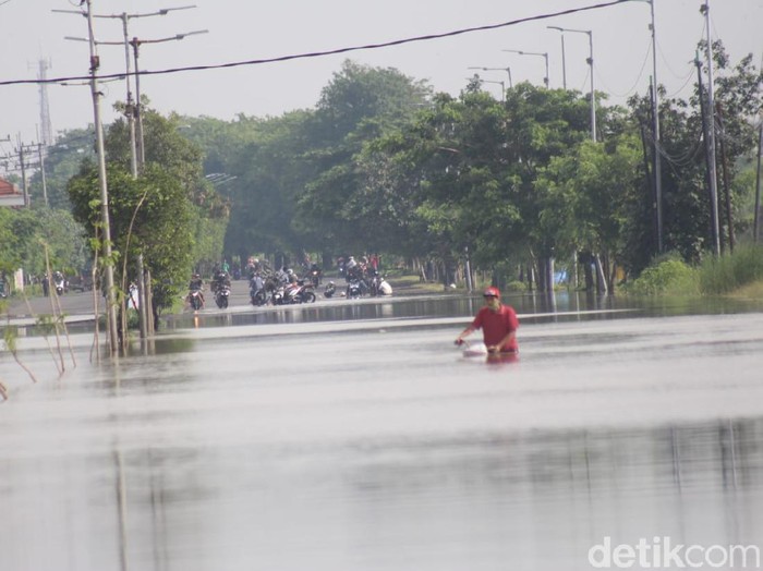 Banjir di Jalan Raya Porong lama merupakan banjir langganan di saat musim hujan. Kali ini banjir tergolong parah lantaran ketinggian air sempat mencapai satu meter.