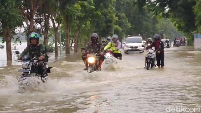 Banjir menggenangi akses antar kecamatan di Majalengka