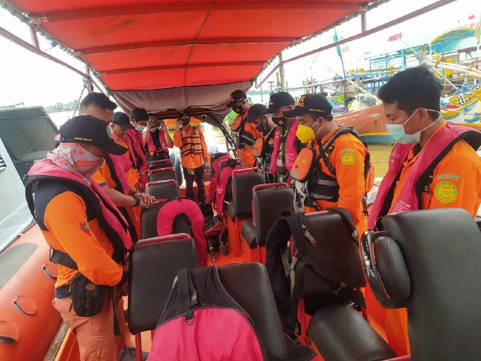 Basarnas Semarang Cabang Jepara saat mencari belasan nelayan hilang di perairan Jepara, Senin (18/1/2021).