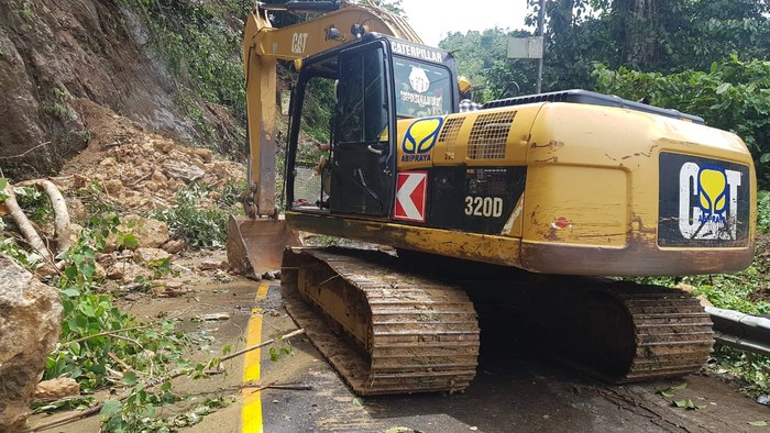 Brantas Abipraya mengerahkan alat berat berupa empat unit excavator, delapan unit dump truck 10.000 liter solar dan sembako ke lokasi gempa di Sulbar.