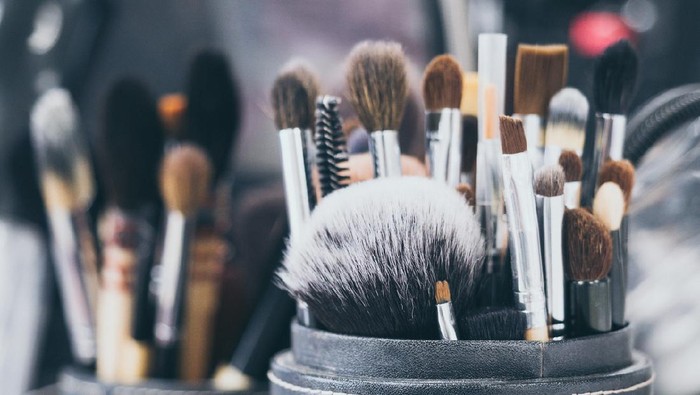 Make-up brushes in Leather cylinder.