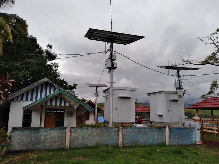 Kampung Abar di Papua boleh bangga karena telah memanfaatkan listrik dari tenaga matahari dan kulit pohon sagu. Selain modern, teknologi ini juga ramah lingkungan.