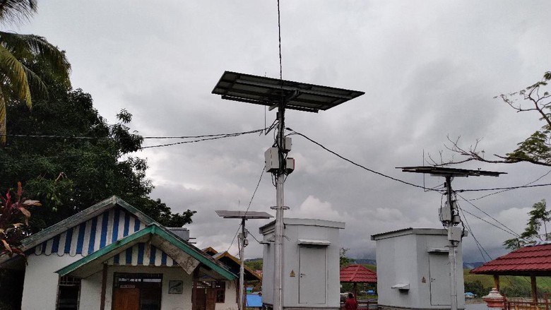 Bukan dari PLN, Kampung Papua Ini Pakai Listrik Tenaga Surya dan Sagu Kampung Abar di Papua boleh bangga karena telah memanfaatkan listrik dari tenaga matahari dan kulit pohon sagu. Selain modern, teknologi ini juga ramah lingkungan.