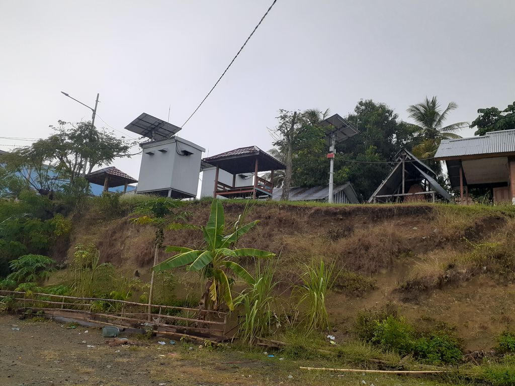 Kampung Abar di Papua boleh bangga karena telah memanfaatkan listrik dari tenaga matahari dan kulit pohon sagu. Selain modern, teknologi ini juga ramah lingkungan.