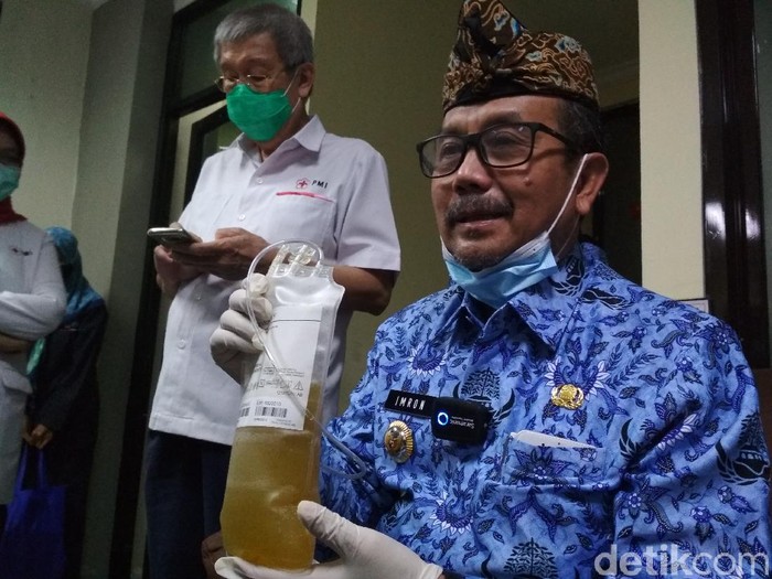 Bupati Cirebon Imron Rosyadi donor plasma darah