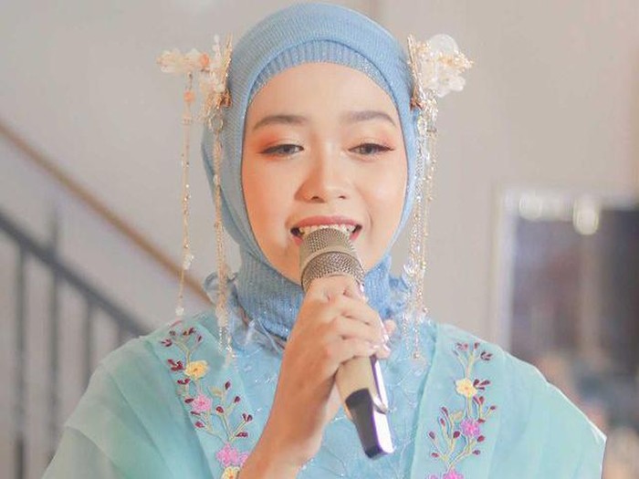 Canesia Aisah Jeannonaveva, bangun kesiangan berakhir ditinggal perias. Canesia Aisah Jeannonaveva, bangun kesiangan berakhir ditinggal perias.