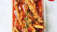 Ceker mercon dari Dapur Bu Enok (@dapurbuenokk) adalah pilihan lain untuk puaskan selera. Di sini ceker merconnya diolah dengan bumbu ayam rica-rica. Ada cita rasa pedas dan gurih yang pas banget di lidah. Foto: Instagram @dapurbuenokk