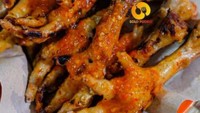 Kalau ingin makan ceker mercon yang agak unik, Ceker Timur Novotel ini bisa jadi andalan. Karena ceker mercon di sini dibakar terlebih dahulu sebelum disajikan. Foto: Instagram @solo.foodie