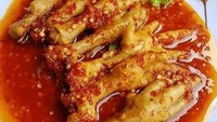 Di kawasan Meruya, Jakarta Barat juga ada ceker mercon yang pedasnya nampol. Menu ini bisa kamu beli di @pedesmanis_meruya. Foto: Instagram @pedesmanis_meruya 