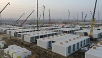 Seperti dilansir Associated Press, Sabtu (16/1/2021), media nasional China melaporkan proses pembangunan 3 ribu unit fasilitas karantina baru di kota Shijiazhuang di Provinsi Hebei, yang beberapa waktu terakhir menjadi pusat wabah baru Corona di negara tersebut. AP Photo/Jin Liangkuai  