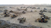 Laporan media nasional China menunjukkan momen saat para pekerja meratakan tanah, menuangkan beton dan merakit ruangan prefabrikasi di area lahan pertanian yang terletak di wilayah terpencil kota Shijiazhuang. AP Photo/Yang Shiyao  