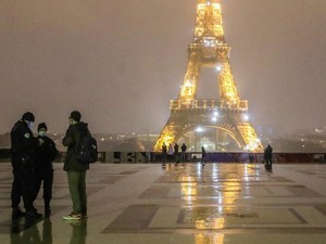 Prancis Terapkan Jam Malam untuk Tekan Corona, Austria Perpanjang Lockdown