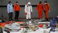 Kantong jenazah korban Sriwijaya Air SJ182 pun telah diserahkan ke Tim DVI untuk proses identifikasi. Sementara untuk material pesawat diserahkan ke KNKT untuk penyelidikan terkait penyebab jatuhnya pesawat tersebut.  