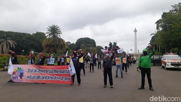Demo tolak Omnibus Law di Monas.