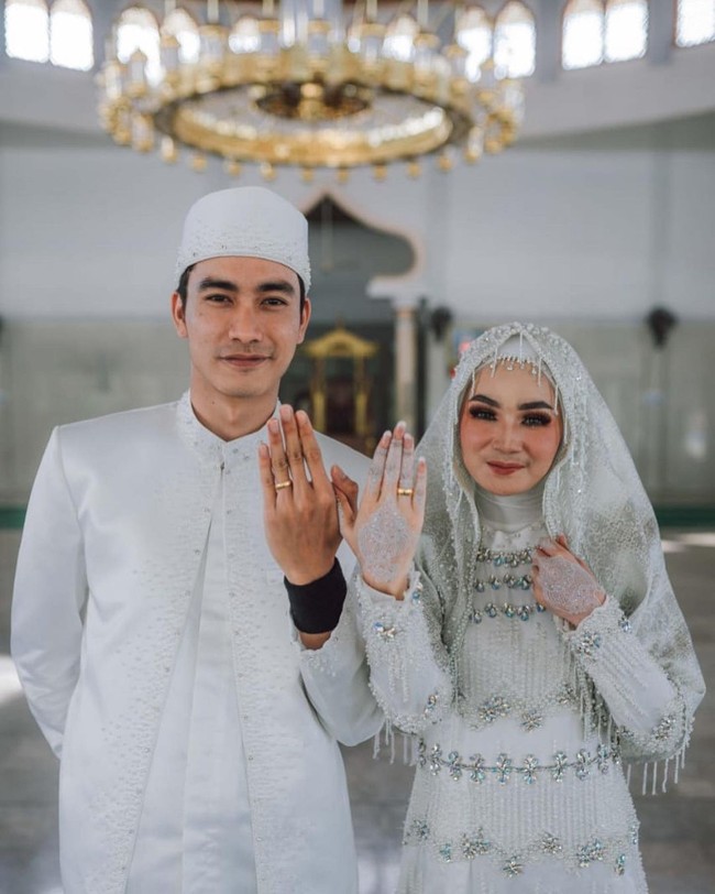 Bintang sinetron Putri untuk Pangeran, Evan Marvino resmi menikahi wanita asal Aceh bernama Uffri Datun Nitami pada Jumat (15/1/2021) di kota Sigli, Aceh. Pernikahan keduanya mencuri perhatian lantaran menjalani prosesi taaruf dan ada cerita unik di baliknya.  Foto: Instagram (Fotografer @ck.ceritakita)