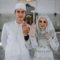 Bintang sinetron Putri untuk Pangeran, Evan Marvino resmi menikahi wanita asal Aceh bernama Uffri Datun Nitami pada Jumat (15/1/2021) di kota Sigli, Aceh. Pernikahan keduanya mencuri perhatian lantaran menjalani prosesi taaruf dan ada cerita unik di baliknya.  Foto: Instagram (Fotografer @ck.ceritakita)