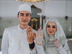 6 Foto Pernikahan Taaruf Evan Marvino & Uffri Datun, Dari Fans ke Pelaminan