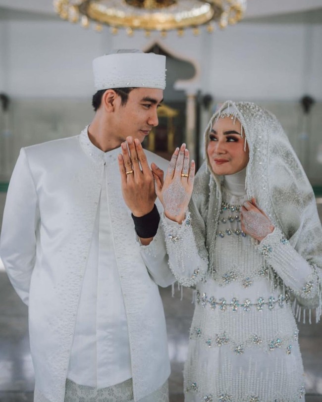 Lantaran Evan menjalani proses taaruf. Pesinetron 26 tahun itu bahkan baru menemui Uffri untuk pertama kalinya dua hari sebelum pernikahan.  Foto: Instagram (Fotografer @ck.ceritakita)