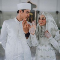 Lantaran Evan menjalani proses taaruf. Pesinetron 26 tahun itu bahkan baru menemui Uffri untuk pertama kalinya dua hari sebelum pernikahan.  Foto: Instagram (Fotografer @ck.ceritakita)