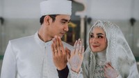Pesinetron Evan Marvino menikahi penggemarnya, Ufridatun Nitami atau yang dikenal Tami. Sebelum menikah Tami mengaku sering mengirim pesan kepada Evan sejak 2015 saat membintangi Anak Jalanan.  Foto: Instagram (Fotografer @ck.ceritakita)