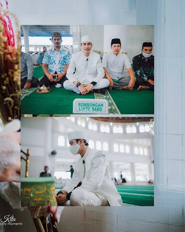 Keduanya menikah secara sederhana di sebuah masjid di Aceh. Tampak kedua sejoli itu tampak berbunga-bunga di hari pernikahan mereka. Evan memberikan mahar senilai 15 mayam atau sekitar 49,5 gram emas pada istrinya itu. Foto: Instagram (Fotografer @ck.ceritakita)