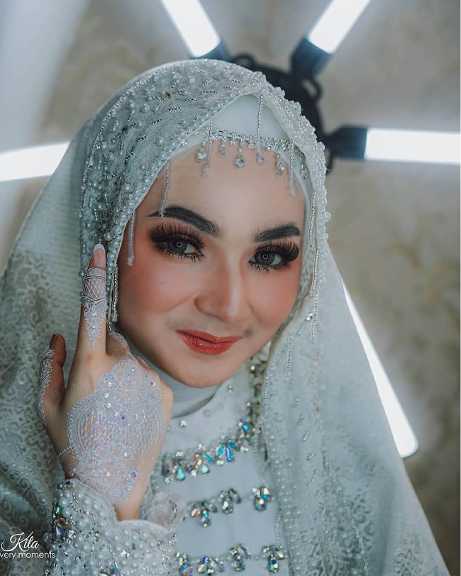 Inilah pesona cantik gadis asal Aceh itu di hari pernikahannya. Wanita 20 tahun itu ternyata adalah fans Evan Marvino. Uffri sudah menjadi penggemar Evan sejak 2015 dan kerap mengirim pesan lewat DM Instagram. Hingga di 2019, Evan membalas pesan DM dari Uffri.  Foto: Instagram (Fotografer @ck.ceritakita)