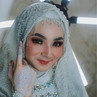 Inilah pesona cantik gadis asal Aceh itu di hari pernikahannya. Wanita 20 tahun itu ternyata adalah fans Evan Marvino. Uffri sudah menjadi penggemar Evan sejak 2015 dan kerap mengirim pesan lewat DM Instagram. Hingga di 2019, Evan membalas pesan DM dari Uffri.  Foto: Instagram (Fotografer @ck.ceritakita)