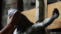 Patung dijual dengan harga mulai Rp 7 juta hingga puluhan juta rupiah tergantung ukuran dan tingkat kerumitan pembuatan.  