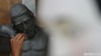 Perajin menyelesaikan pembuatan patung dari semen dan pasir di workshop Patung Solo desa Tempel, Pondok, Grogol, Sukoharjo, Jawa Tengah, Senin (18/1).  