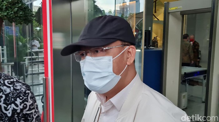 Gubernur Bengkulu Rohidin Mersyah usai menjalani pemeriksaan KPK (Farih Maulana Sidik/detikcom).