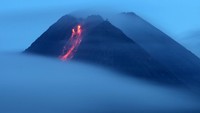 Guguran lava pijar gunung Merapi terlihat dari desa Wonorejo, Sleman, Yogyakarta, Senin (18/1/2021).