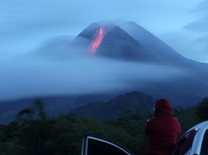 Gunung Merapi Muntahkan Awan Panas, Update Status Gunung Api di Indonesia