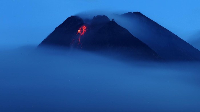 Gunung Merapi kembali memuntahkan awan panas guguran, Senin (18/1/2021) pagi. Balai Penyelidikan dan Pengembangan Teknologi Kebencanaan Geologi (BPPTKG) mencatat arah awan panas mengarah ke hulu Kali Krasak.