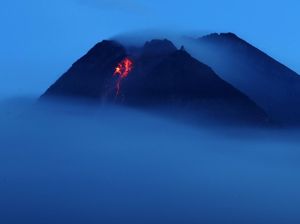 Merapi Muntahkan Guguran Lava Pijar