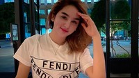Nikita Mirzani pun penasaran dengan sumber penghasilan Hana Hanifah hingga bisa membeli mobil mewah. Sebab, Hana Hanifah pernah tersandung kasus prostitusi. Foto: Instagram @hanaaaast
