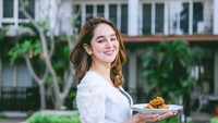 Tak kalah mewah, momen kuliner Hana Hanifah ini dilakukan di pinggir kolam renang. Ia pun berpose sambil membawa sepiring makanan lezat. Foto: Instagram @hanaaaast