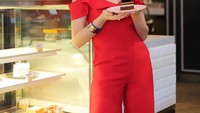 Untuk menikmati dessert, Hana Hanifah juga memilih toko kue mewah seperti pada foto ini. Ia bahkan mengabadikan momen sambil memegang sepiring kue cokelat kesukaannya. Foto: Instagram @hanaaaast