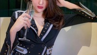 Selain gaya mewahnya, banyak netizen yang salah fokus dengan pose seksi Hana Hanifah. Tak banyak bergaya, pose minum Hana Hanifah ini banyak mendapat komentar. Foto: Instagram @hanaaaast