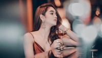 Momen nongkrong Hana Hanifah ini terlihat glamour. Mengenakan dress cantik dan aksesori berlian. Warna dress dan minuman yang dipesan pun seragam. Foto: Instagram @hanaaaast