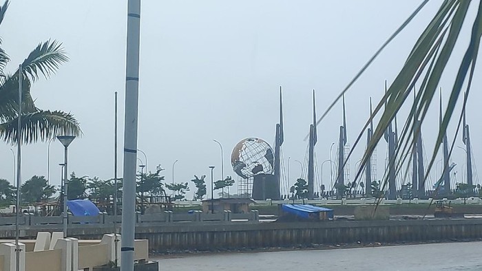 Ikon bola dunia di kawasan CPI, Makassar nyaris roboh ditiup angin kencang (Taufiq/detikcom).