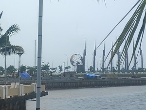 Makassar Diguyur Hujan-Angin Kencang, Ikon Kota di Kawasan CPI Nyaris Roboh