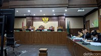 Kuasa hukum terdakwa memberikan sejumlah pertanyaan kepada saksi secara daring.