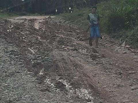 Jalan menuju desa transmigrasi Buket Hagu, Kecamatan Lhoksukon, Aceh Utara, rusak. (Wahyu via Pasangmata)