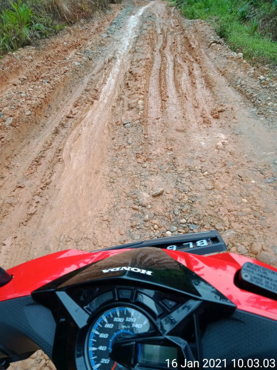 Jalan menuju desa transmigrasi Buket Hagu, Kecamatan Lhoksukon, Aceh Utara, rusak. (Wahyu via Pasangmata)