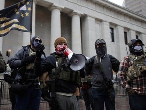Jelang Pelantikan Biden, Demonstran Bersenjata Berkumpul di Gedung DPRD AS