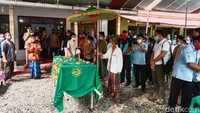 Setelah diserahkan kepada keluarga, jenazah Arifin kemudian disalatkan. Usai disalatkan, jenazah Arifin lalu dimakamkan di pemakaman umum di desanya.