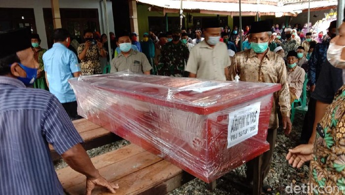Jenazah Korban Sriwijaya Air Tiba di Kebumen Jenazah Arifin Ilyas (26), salah satu korban jatuhnya pesawat Sriwijaya Air SJ182, telah tiba di Kebumen, Jawa Tengah, Senin (18/1/2021).