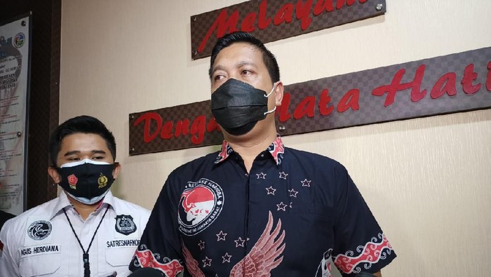 Kasat Narkoba Polres Jakbar AKBP Ronaldo Maradona Sitepu jelaskan pemeriksaan soal Nindy Ayunda.