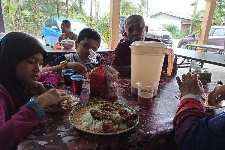 5 Kejadian Kocak dan Menyebalkan saat Makan di Restoran